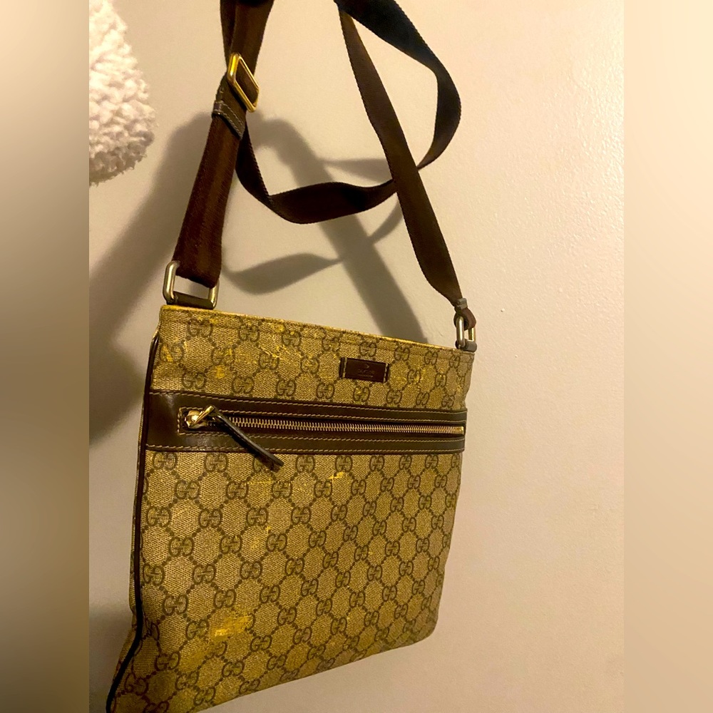 CROSSBODY GUCCI BAG (WORN)